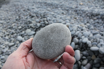 鳴石の浜の石