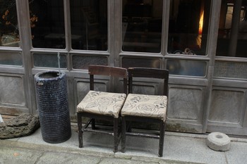 石畳の椅子